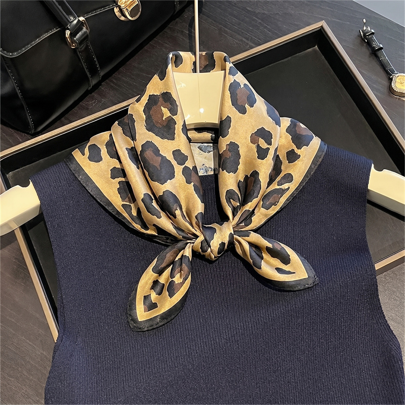 100% シルクスクエアスカーフヒョウ柄バンダナネッカチーフ - Face Scarf Mask のレビューと価格
